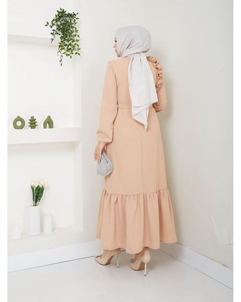 فستان من قماش الكريب مع كشكشة على الكتف باللون السلموني