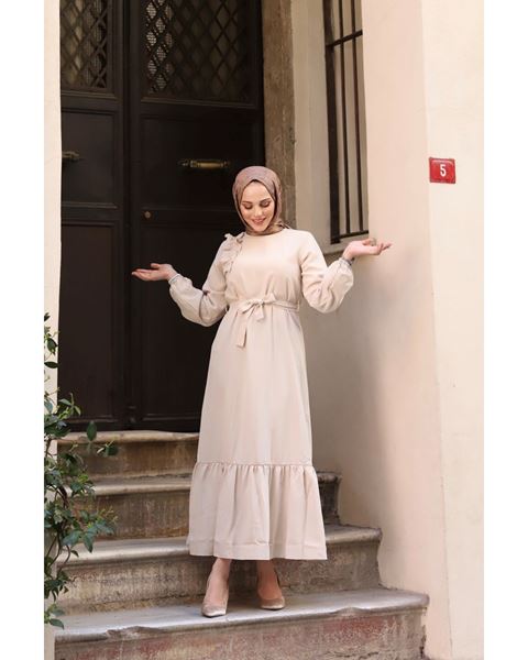 فستان من قماش الكريب مع كشكشة على الكتف باللون البيج