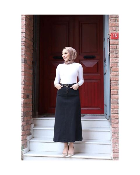 تنورة جينز بحزام من القماش الطبيعي باللون الأسود