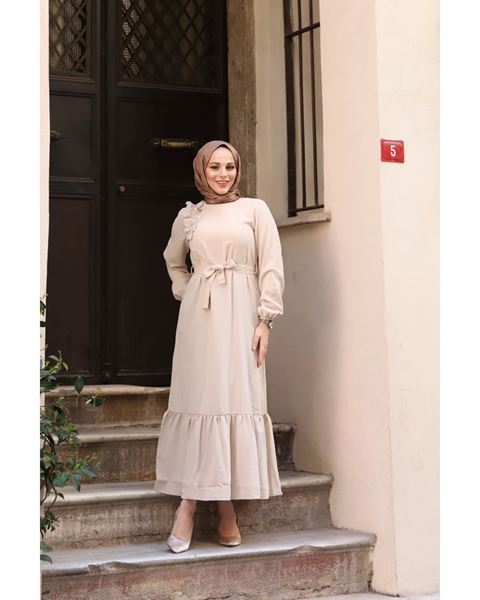 فستان من قماش الكريب مع كشكشة على الكتف باللون البيج