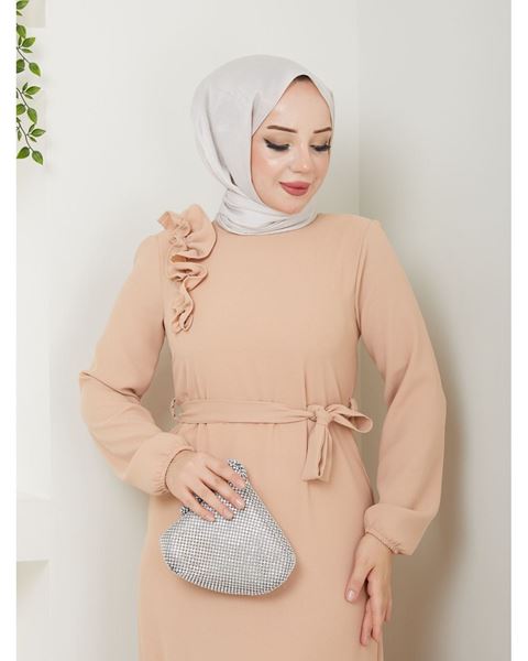 فستان من قماش الكريب مع كشكشة على الكتف باللون السلموني