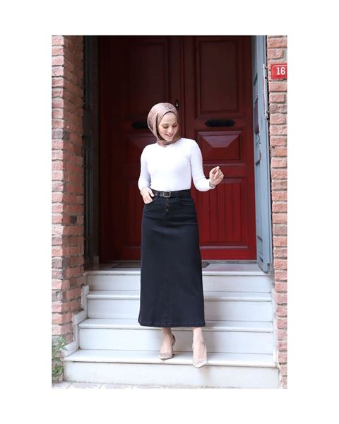 تنورة جينز بحزام من القماش الطبيعي باللون الأسود