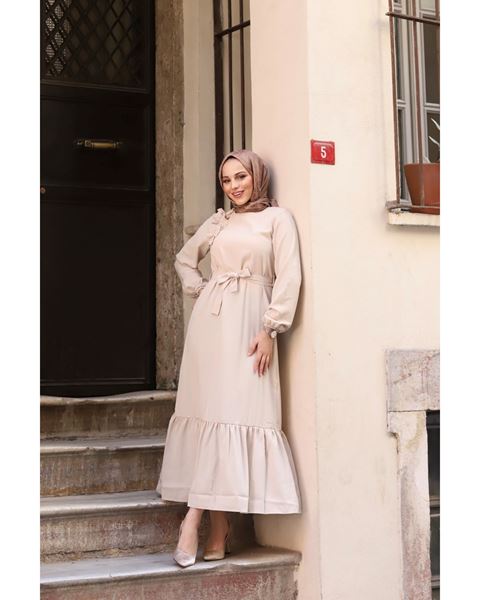 فستان من قماش الكريب مع كشكشة على الكتف باللون البيج