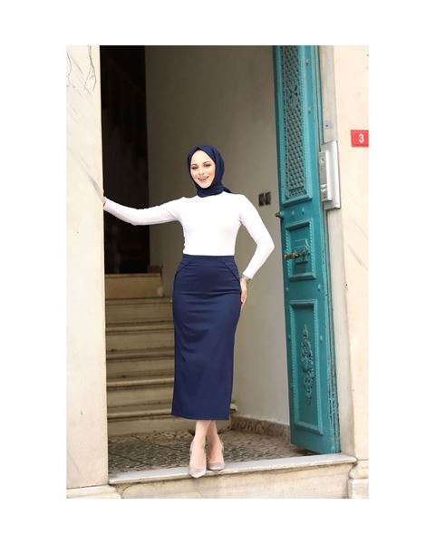 تنورة قلم رصاص من القماش باللون الأزرق الداكن