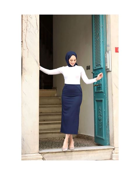 تنورة قلم رصاص من القماش باللون الأزرق الداكن