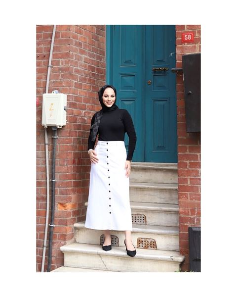 تنورة غاباردين بأزرار بيضاء