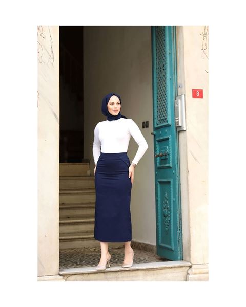 تنورة قلم رصاص من القماش باللون الأزرق الداكن