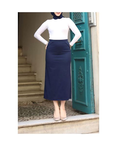 تنورة قلم رصاص من القماش باللون الأزرق الداكن