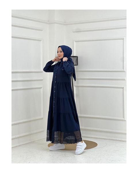 فستان جينز بأزرار من قماش طبيعي مزين بالدانتيل، أزرق داكن