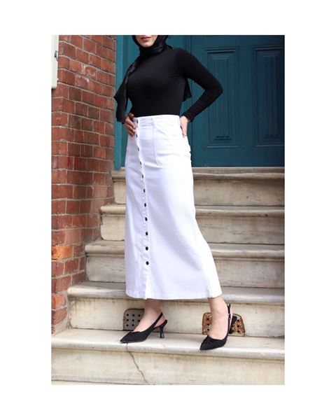 تنورة غاباردين بأزرار بيضاء