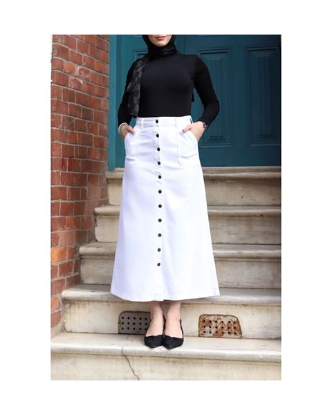 تنورة غاباردين بأزرار بيضاء