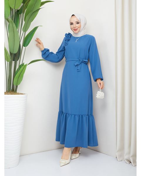 فستان أزرق بكشكشة على الكتف من قماش الكريب