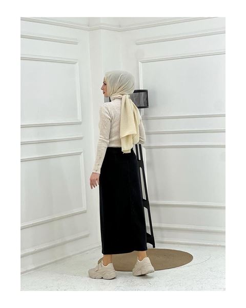 تنورة غبردين سوداء بتطريز ورباط بلون متباين