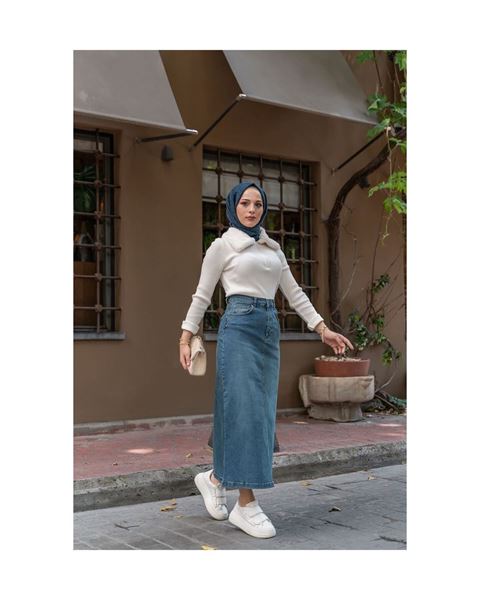 تنورة جينز زرقاء من قماش طبيعي بمسامير نجمية