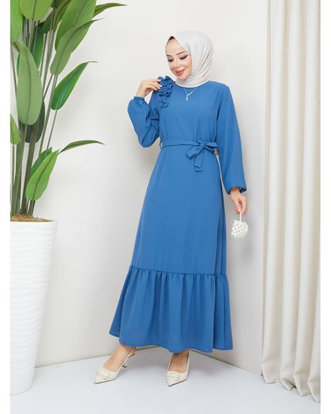 فستان أزرق بكشكشة على الكتف من قماش الكريب