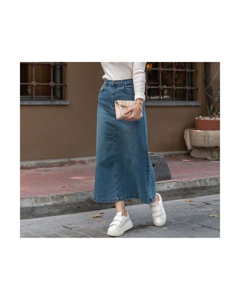 تنورة جينز زرقاء من قماش طبيعي بمسامير نجمية