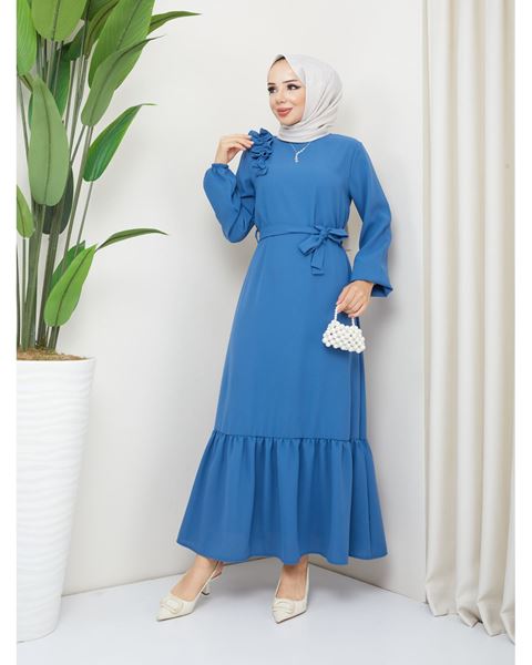 فستان أزرق بكشكشة على الكتف من قماش الكريب