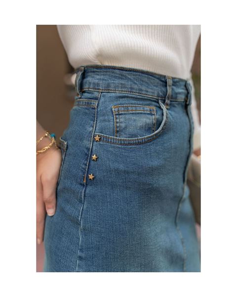 تنورة جينز زرقاء من قماش طبيعي بمسامير نجمية