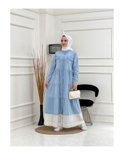 فستان أزرق مصنوع من قماش الدنيم الطبيعي مع الدانتيل والأزرار
