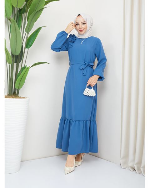 فستان أزرق بكشكشة على الكتف من قماش الكريب