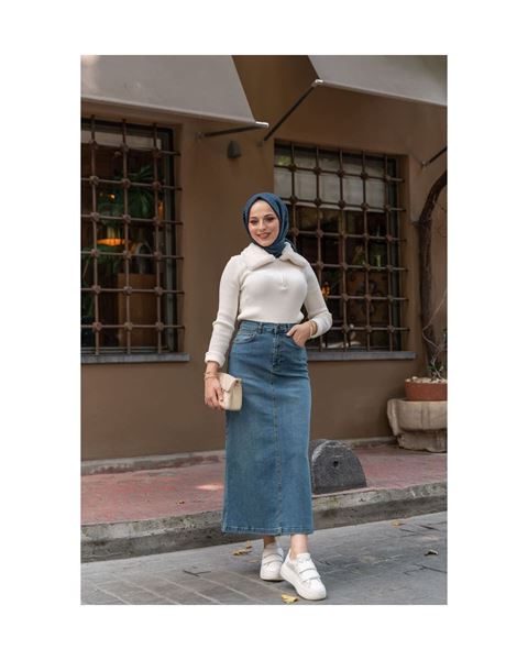 تنورة جينز زرقاء من قماش طبيعي بمسامير نجمية