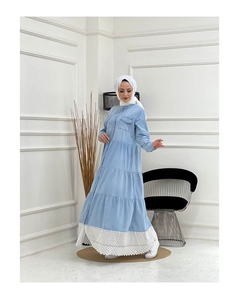 فستان أزرق مصنوع من قماش الدنيم الطبيعي مع الدانتيل والأزرار