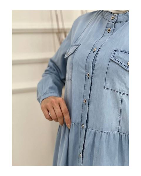 فستان أزرق مصنوع من قماش الدنيم الطبيعي مع الدانتيل والأزرار