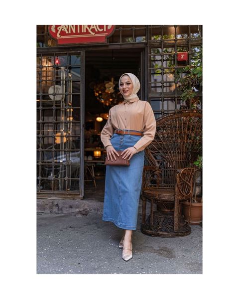 تنورة جينز بحزام من القماش الطبيعي باللون الأزرق الفاتح