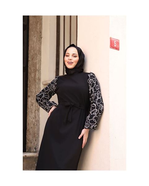 فستان توجبا بأكمام شيفون دائرية منقوش - أسود