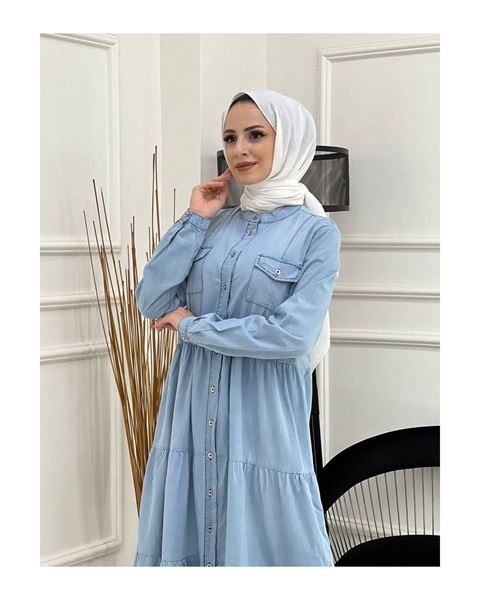 فستان أزرق مصنوع من قماش الدنيم الطبيعي مع الدانتيل والأزرار