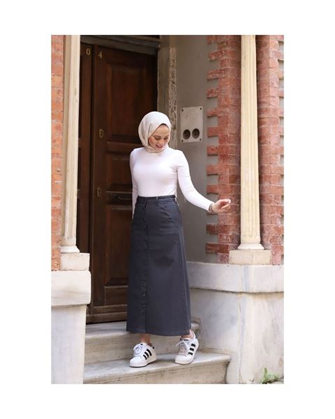 تنورة من الجبردين بأزرار، لون "أنثراسيت"