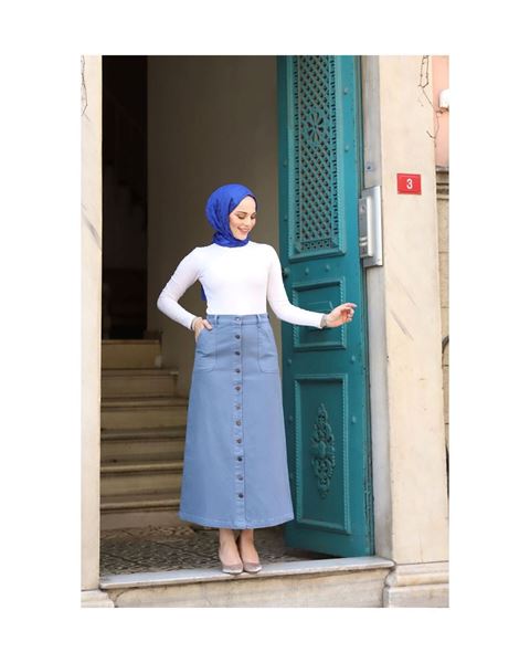 تنورة من قماش الغبردين بأزرار باللون النيلي