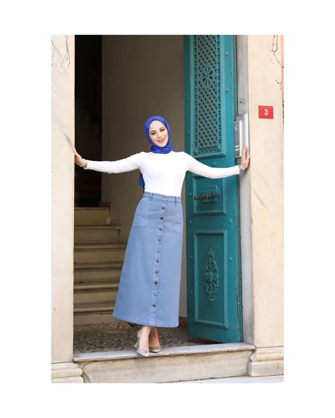 تنورة من قماش الغبردين بأزرار باللون النيلي