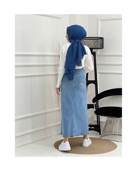 تنورة جينز من قماش طبيعي بمسامير نجمية باللون الأزرق الفاتح