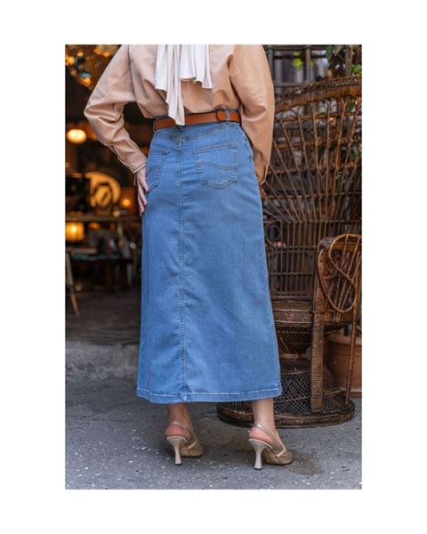 تنورة جينز بحزام من القماش الطبيعي باللون الأزرق الفاتح