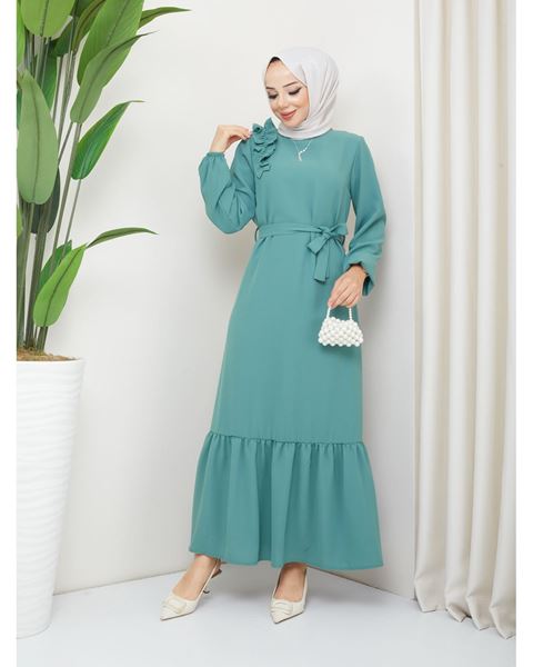 فستان من قماش الكريب مع كشكشة على الكتف باللون الأخضر