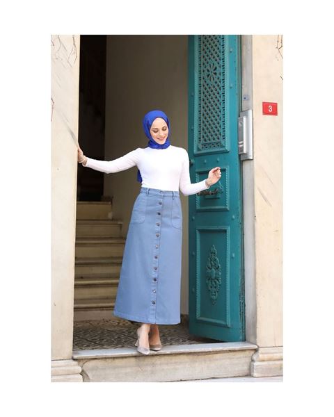 تنورة من قماش الغبردين بأزرار باللون النيلي