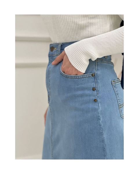 تنورة جينز من قماش طبيعي بمسامير نجمية باللون الأزرق الفاتح