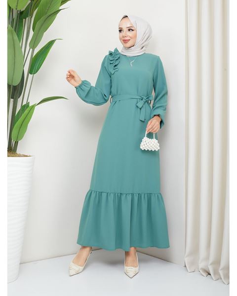 فستان من قماش الكريب مع كشكشة على الكتف باللون الأخضر