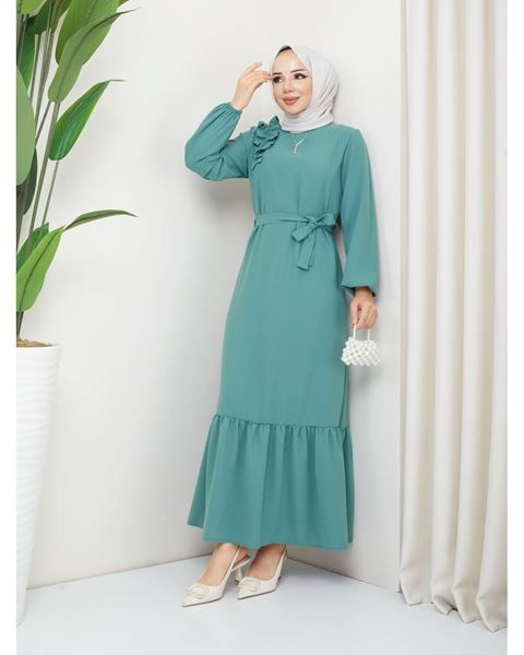 فستان من قماش الكريب مع كشكشة على الكتف باللون الأخضر