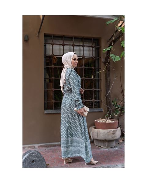  فستان بنقشة خضراء من قماش طبيعي – أخضر