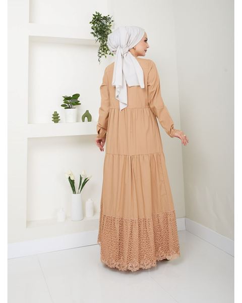 فستان بلون الجمل مصنوع من قماش طبيعي مع دانتيل وأزرار