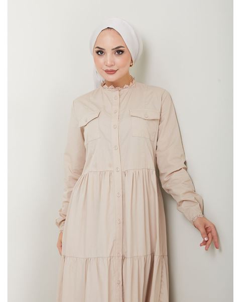 فستان من القماش الطبيعي مزين بالدانتيل وأزرار باللون البيج