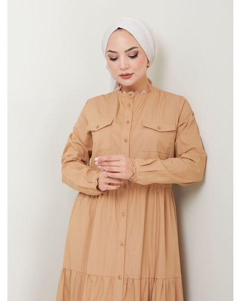 فستان بلون الجمل مصنوع من قماش طبيعي مع دانتيل وأزرار
