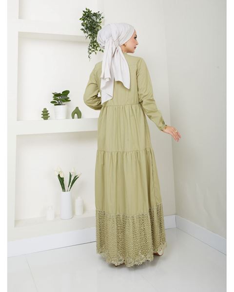 فستان من القماش الطبيعي مزين بالدانتيل وأزرار باللون الأخضر الفاتح