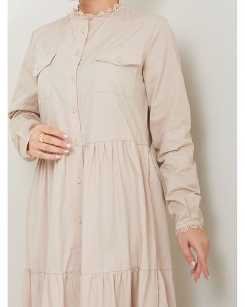 فستان من القماش الطبيعي مزين بالدانتيل وأزرار باللون البيج