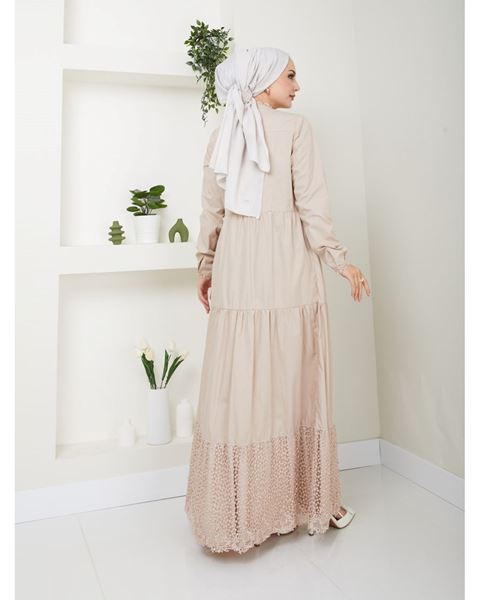 فستان من القماش الطبيعي مزين بالدانتيل وأزرار باللون البيج