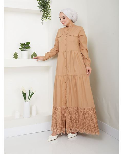 فستان بلون الجمل مصنوع من قماش طبيعي مع دانتيل وأزرار