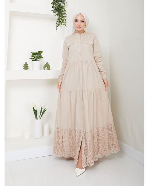 فستان من القماش الطبيعي مزين بالدانتيل وأزرار باللون البيج