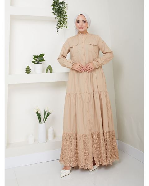 فستان من قماش طبيعي مزين بالدانتيل وأزرار، لون بيج غامق